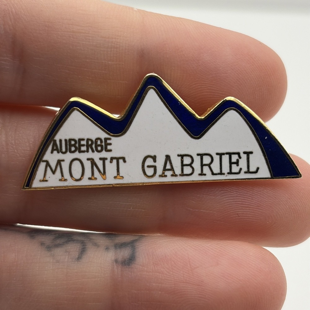 Auberge Mont Gabriel Quebec Canada Ski Resort Mountain Lapel Hat‎ Pin